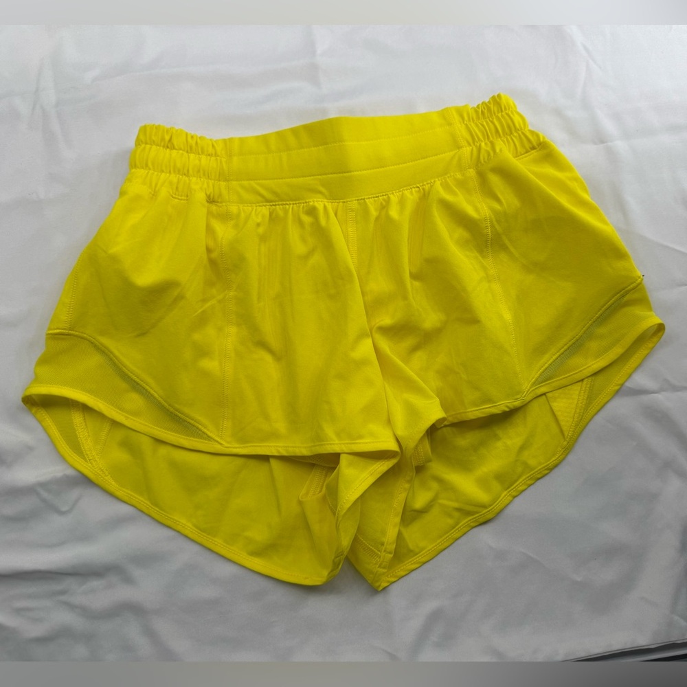 Lululemon Hotty Hot Low-Rise Lined Short 2.5" Size 4- Sonic Yellow